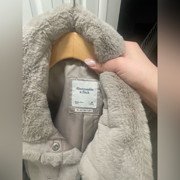 A&F mini puffer coat in the color grey. Cute semi cropped winter coat❤️ - Picture 4 of 5